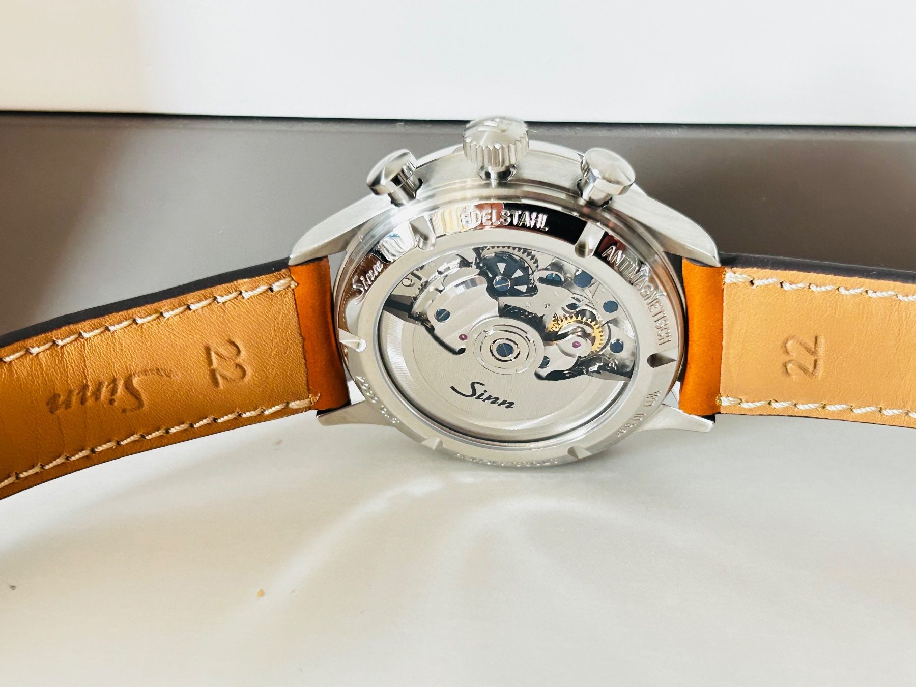 Sinn Orologi: SINN 910 SRS Flyback Column Whel Chronograph. New. – Nuovo e nell'imballaggio originale da Genève venduto da GLwatchsa 8