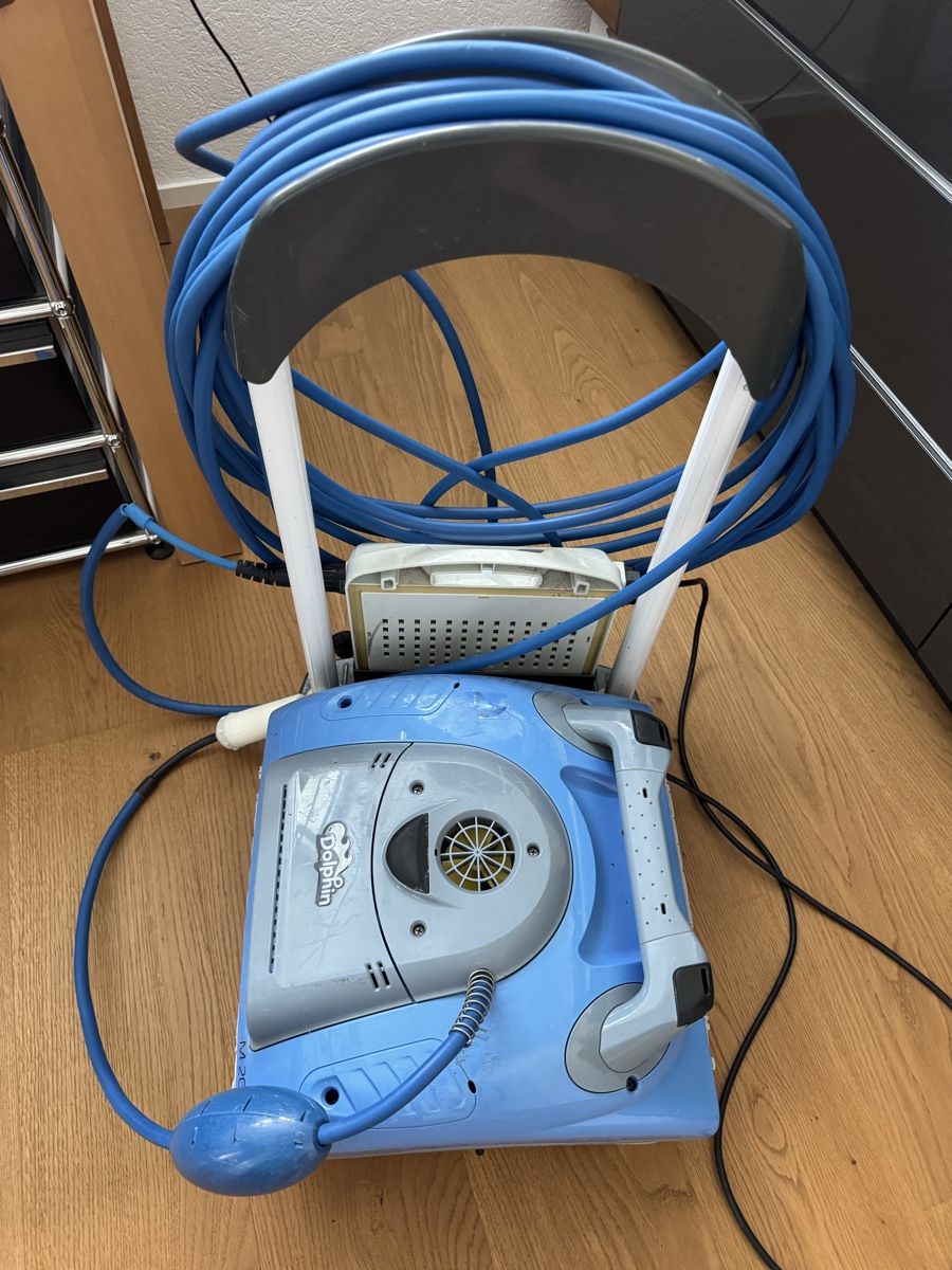 Dolphin Accessoires de piscine: Pool Roboter dolphin m200 – D'occasion à Oberrohrdorf par fabmat