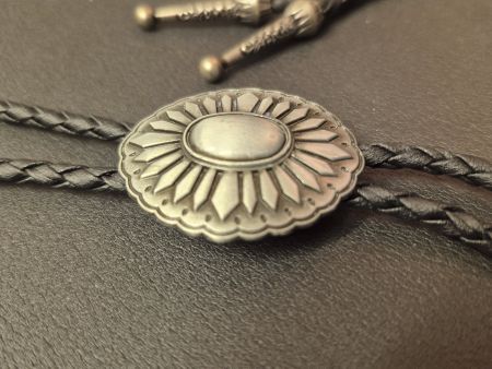 23) Bolo-Tie Westernkrawatte Sonnen-Optik Silber