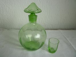 alte glaskaraffe mit 1 glas