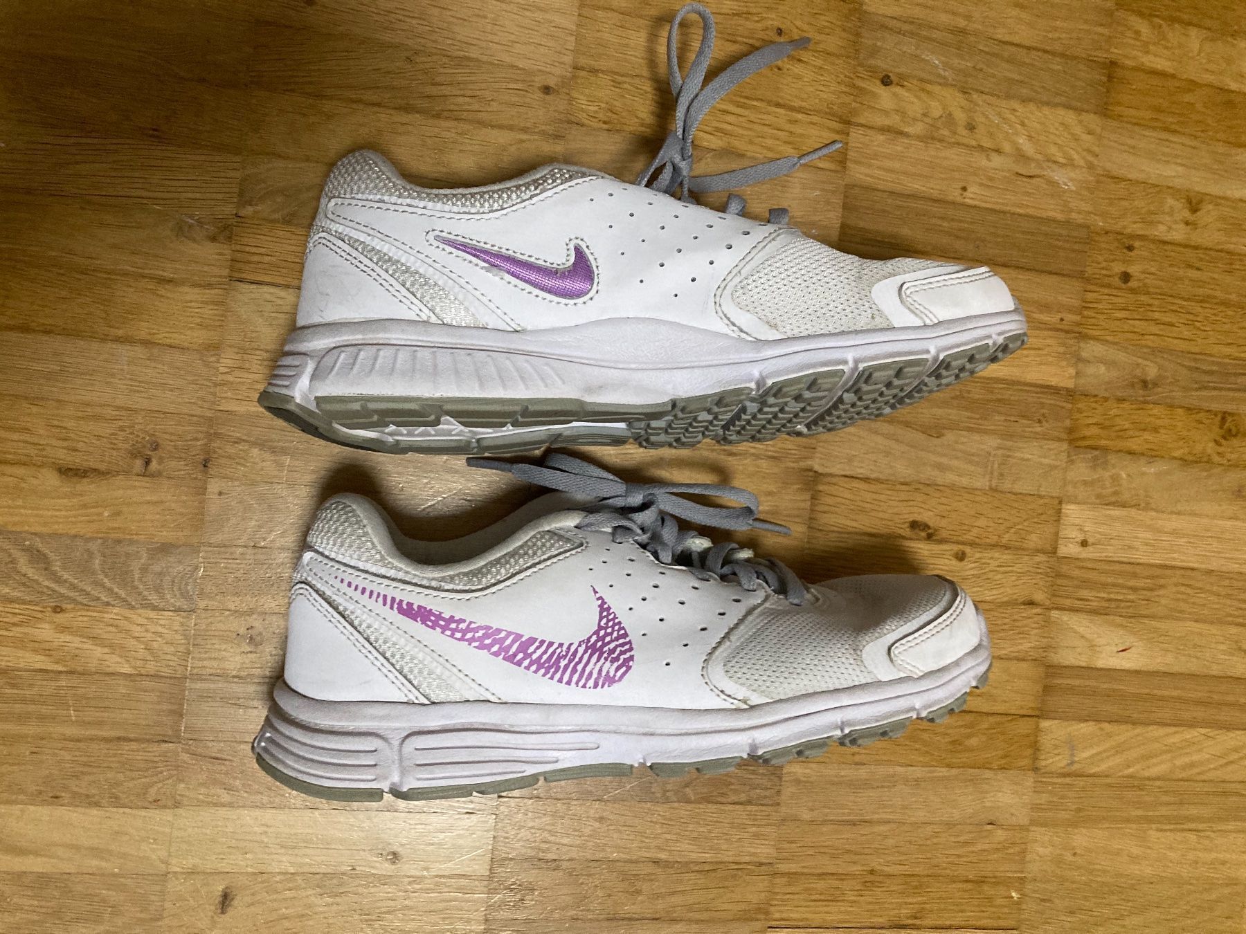 Nike Scarpe da donna: Weisse Nike Sneaker Gr. 37 – Usato da Thun venduto da Vans_98 2