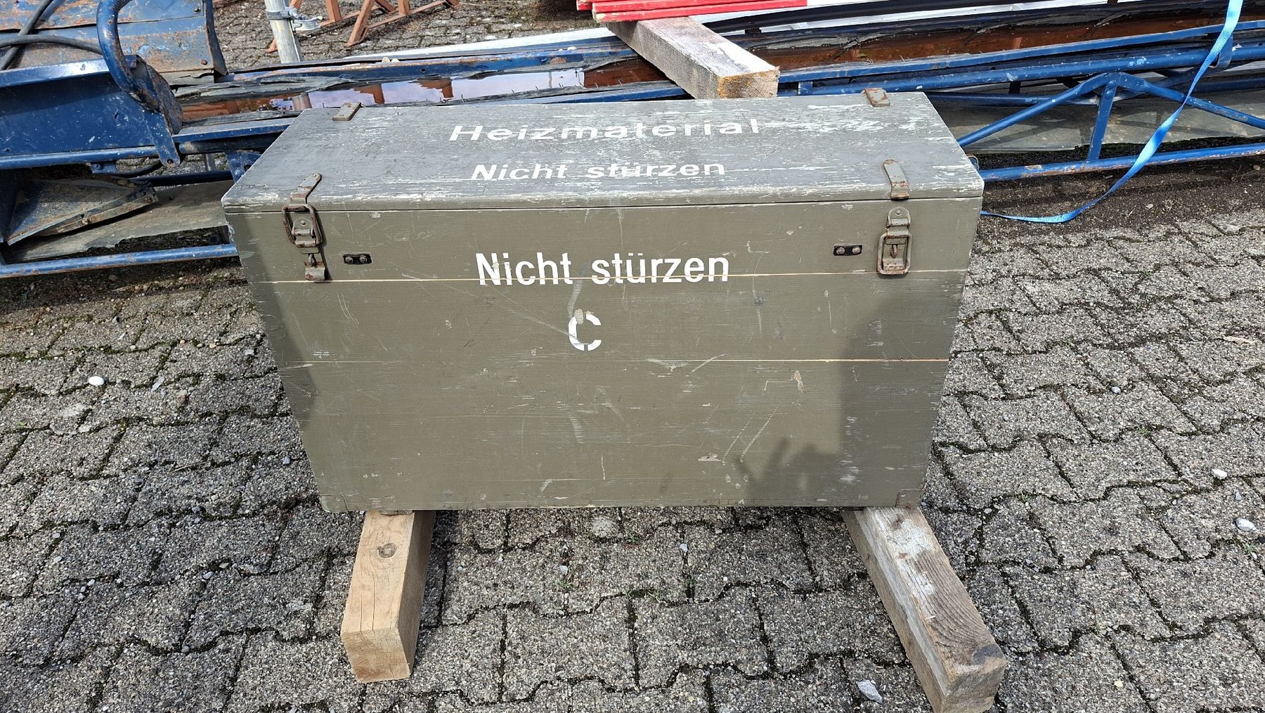 Radiateurs: Armee Heizmaterial in Kiste – Défectueux à Hirschthal par fhd_7zvv 4