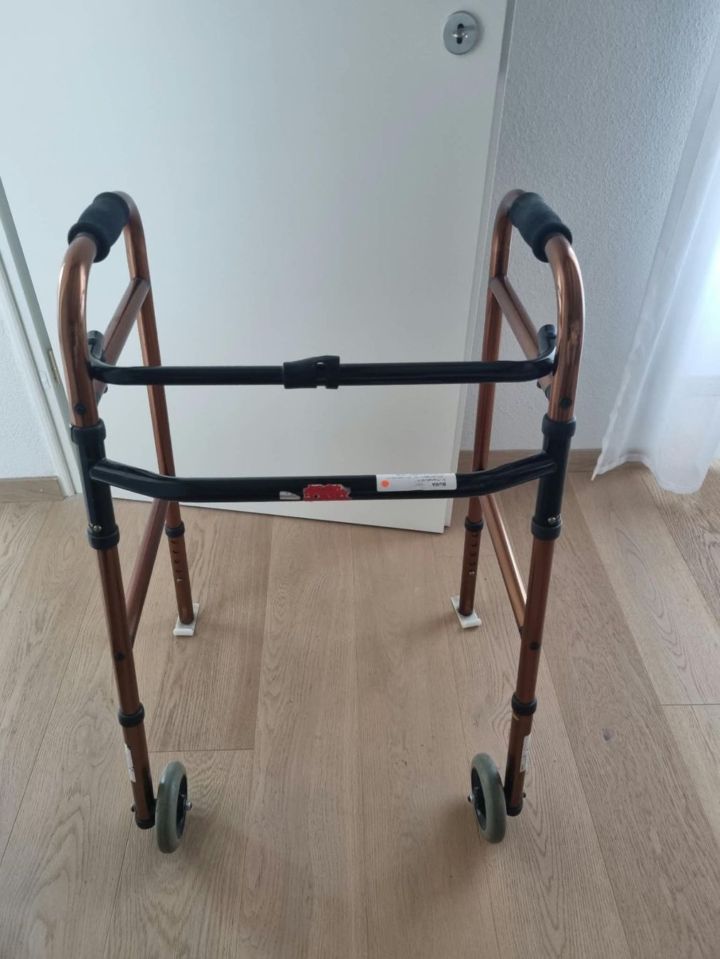 Aides à la marche: Cadre de marche Dakota M – D'occasion à Vufflens-la-Ville par vin_5qck