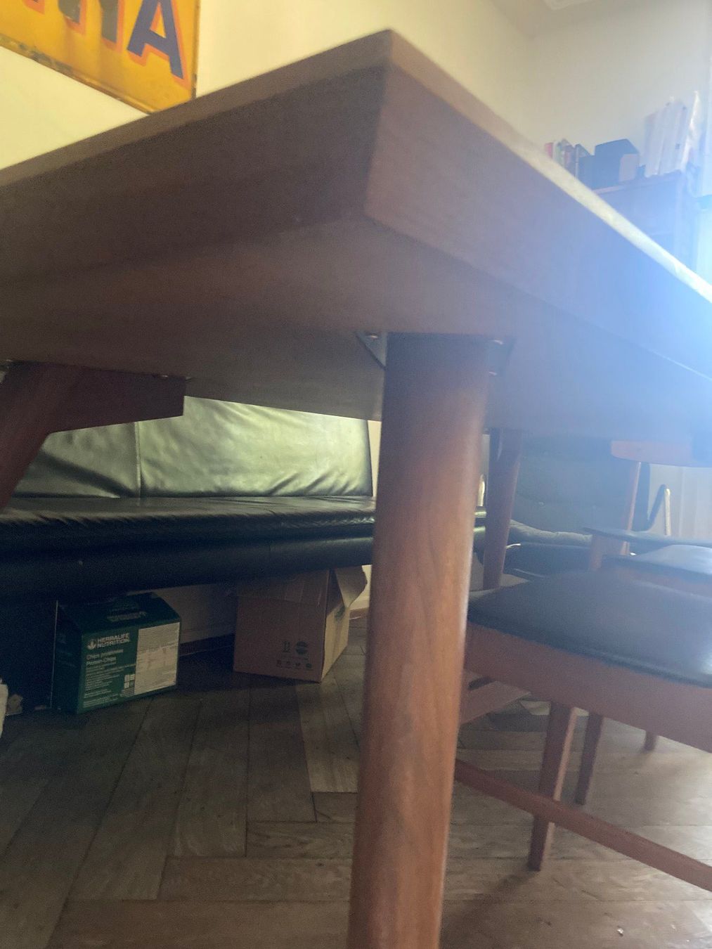 Tables: Massiver Esstisch aus Echtholz, Mid-Century. – D'occasion à basel par amrta 2