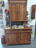 Schrank mit Aufsatz