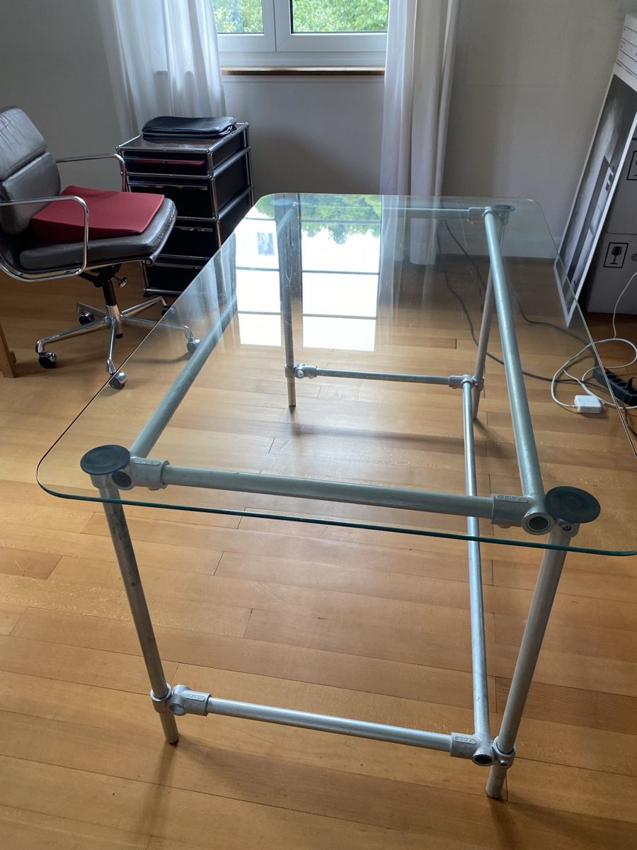 Tische: Moderner Glastisch mit Metallgestell, Top Zustand! – Gebraucht aus Baden von namensalat07