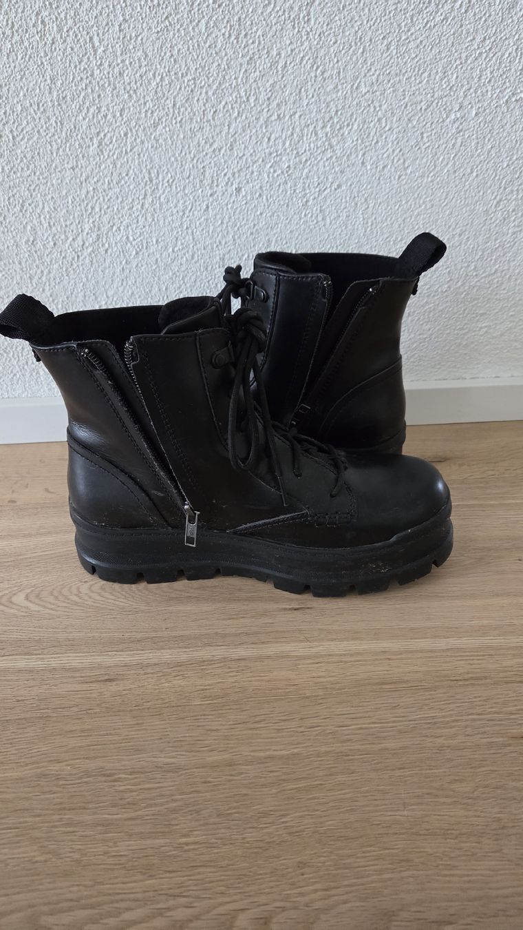 Ugg Damenschuhe: Ugg Lederboots – Neu (gemäss Beschreibung) aus Winznau von Lauralavera1 2