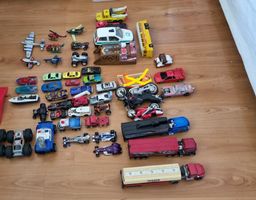 Grosse Spielzeugautosammlung mit Box diverse Modelle