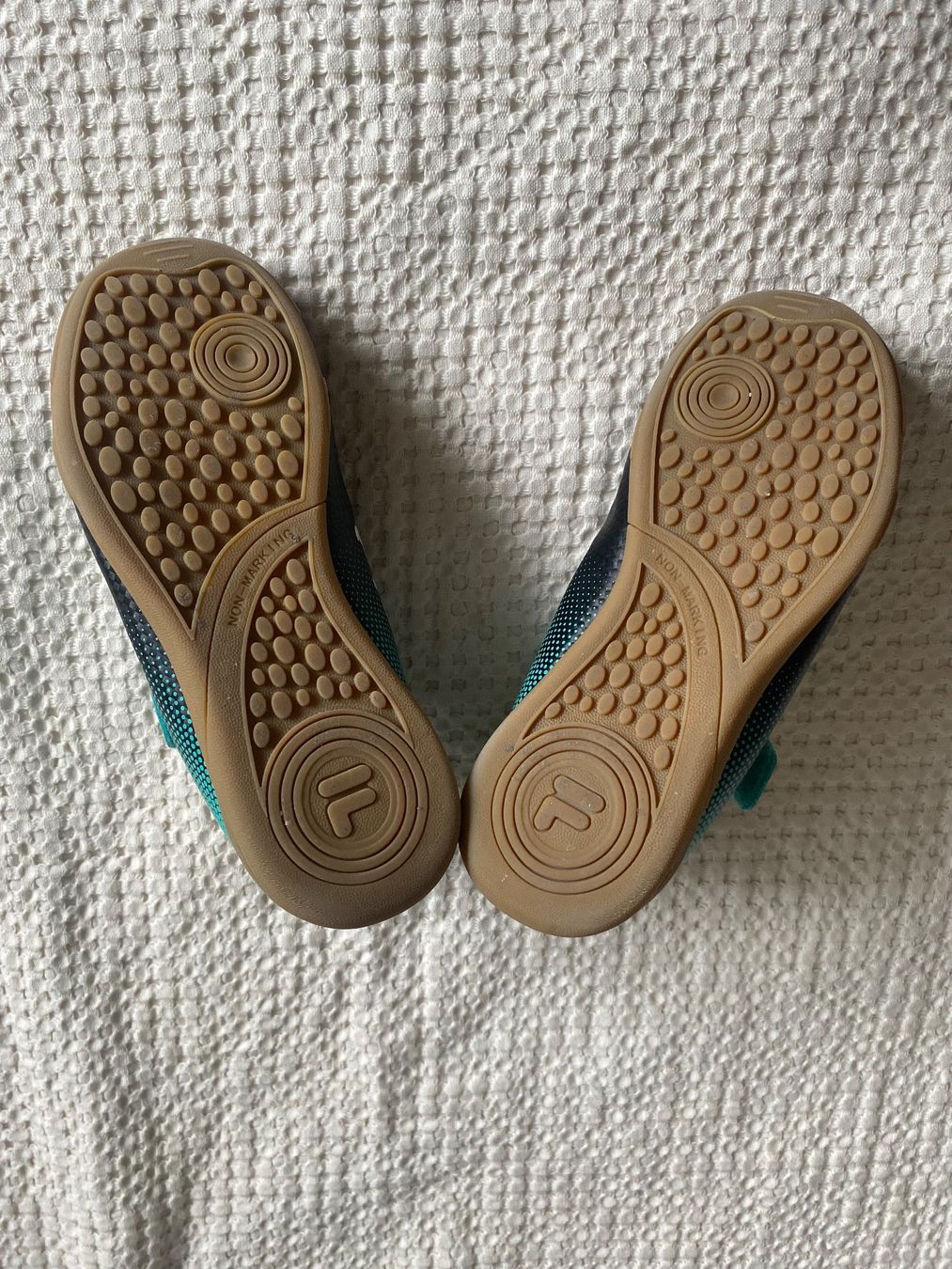 Fila Schuhe für Jungen: Fila Hallenturnschuh Gr. 33 – Gebraucht aus Bolligen von Picasso79 1