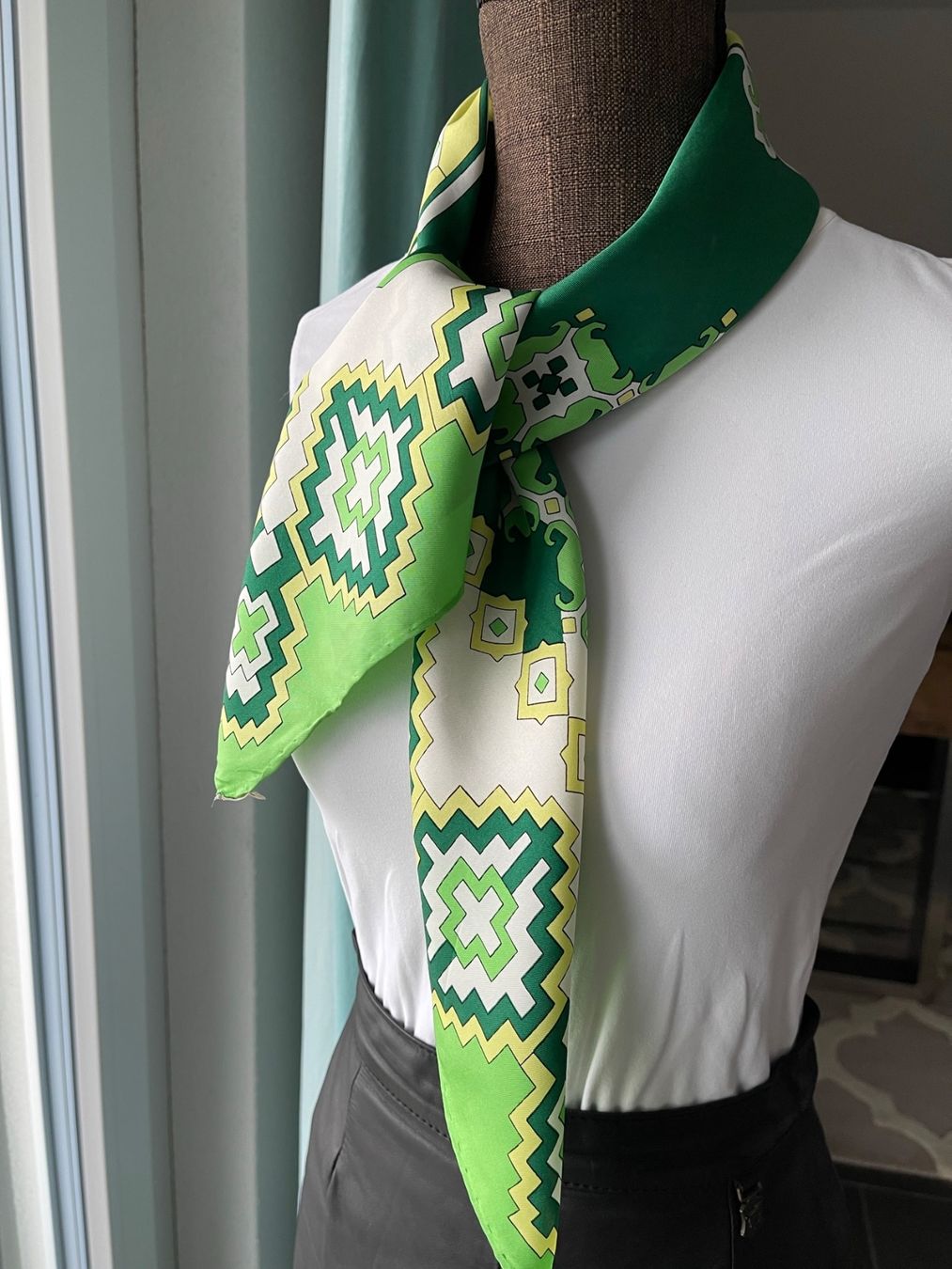 Foulards, Tücher & Schals: Wunderschönes Foulard aus Seide – Gebraucht aus Winkel von Glamour4You 3