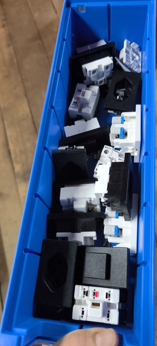 Feller Spine: FLF Steckdosen und Schalter – Usato da Mels venduto da Kollershop