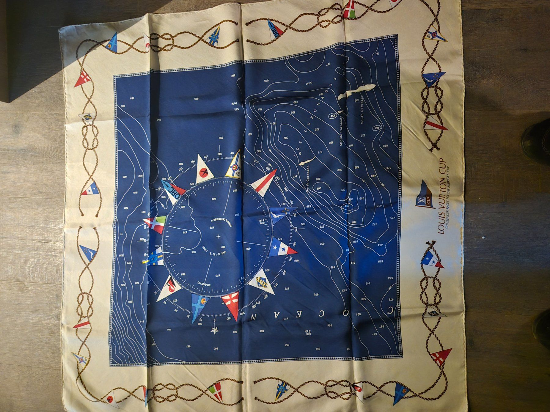 Louis Vuitton Foulard & Sciarpe: Carré de Soie Collector Louis Vuitton – Usato da Morgins venduto da pmd_px9d