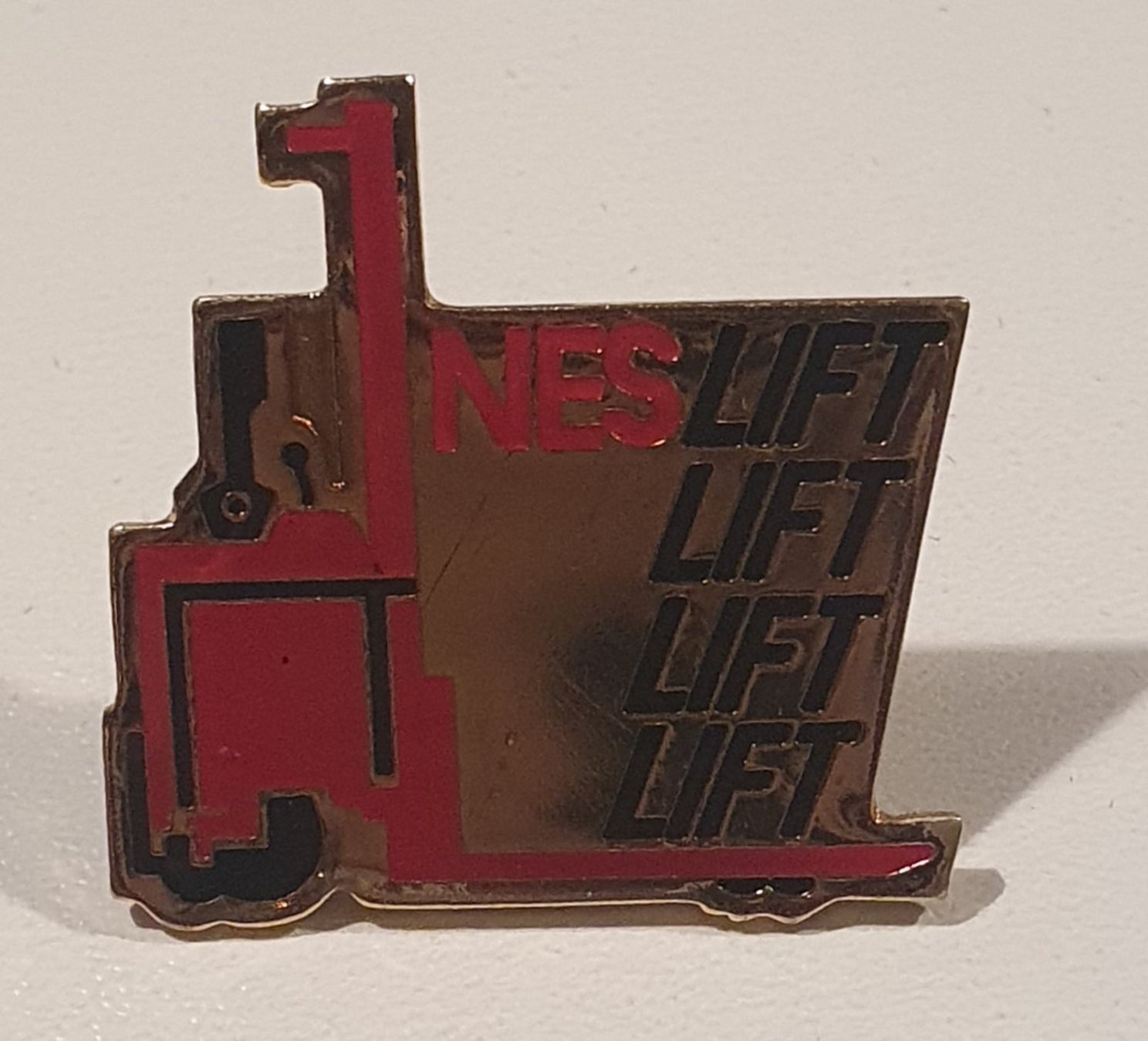 Placchette & Badge: Pin's chariot élévateur  lift Nes – Usato da St-Barthélemy VD venduto da titeuf5 1