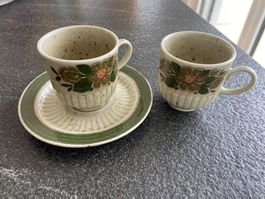 Zwei Espressotassen mit einem Unterteller