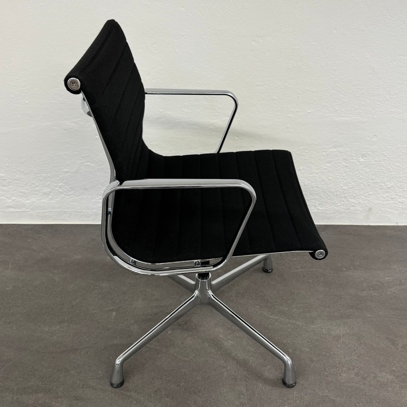 Sedie: Vitra Eames Alu Chair EA104 Hopsak – Usato da Schönenwerd venduto da mcofficeshop 2