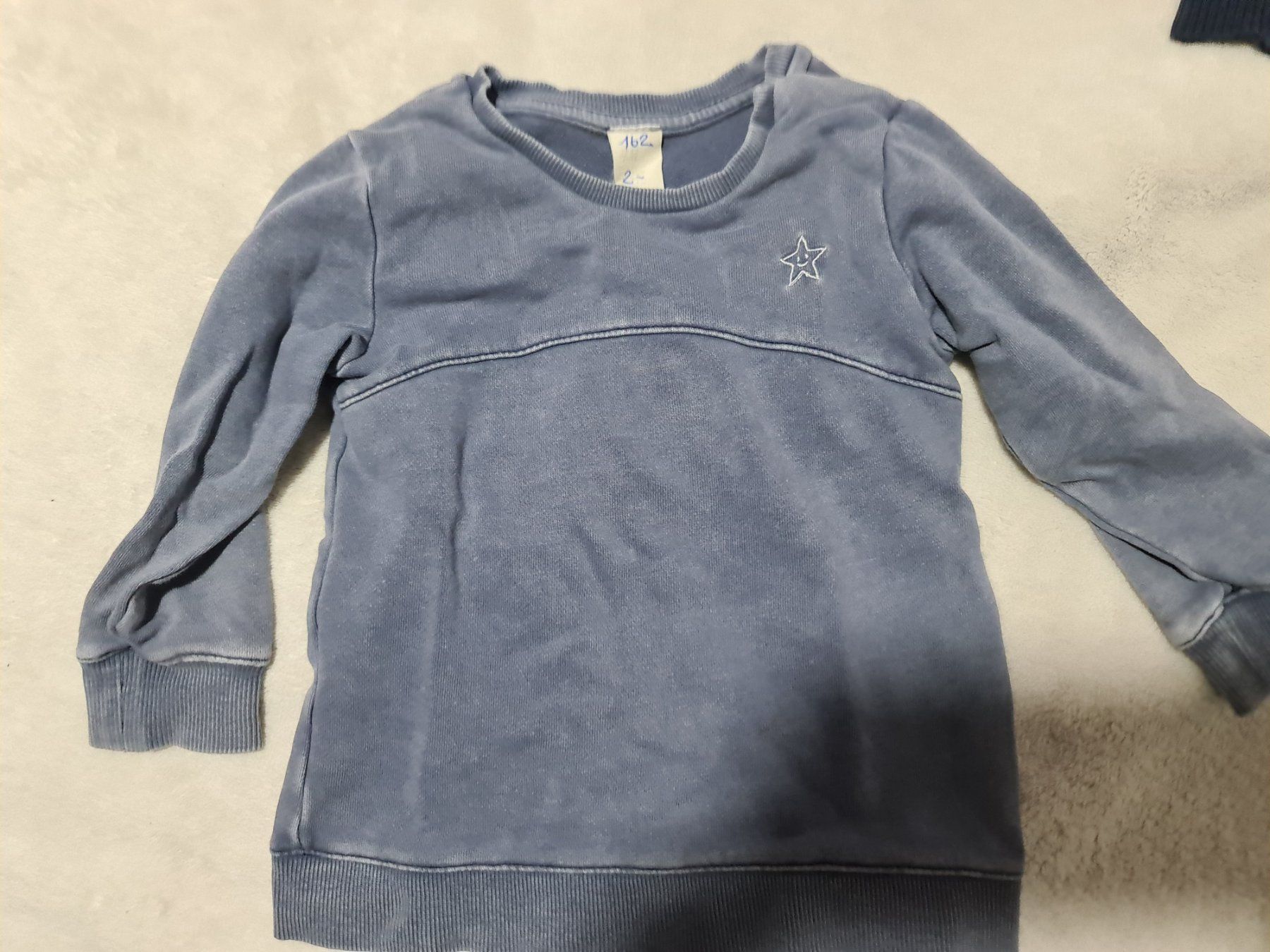 Pullover & Sweatshirts: Pull gris étoile taille 80cm – Gebraucht aus Orbe von wulfnacht