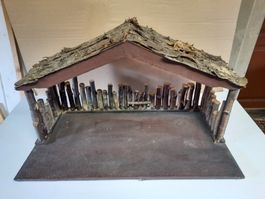 Grob gebastelte Weihnachtskrippe aus Holz - Dekoration