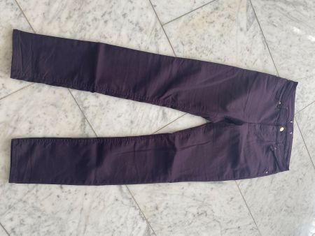 Hose lila enganliegend Gr. 36 Damen