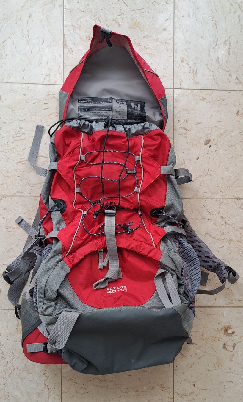 Deuter Zaini: Deuter Rucksack 40+10 rotgrau – Usato da Lohn SH venduto da Mueller1958