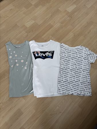 Joli lot t-shirts (dont Levi’s) - taille S