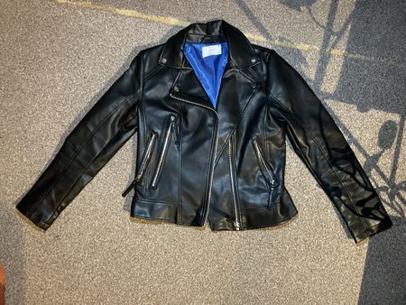 Veste en cuir synthétique noir, intérieur bleu