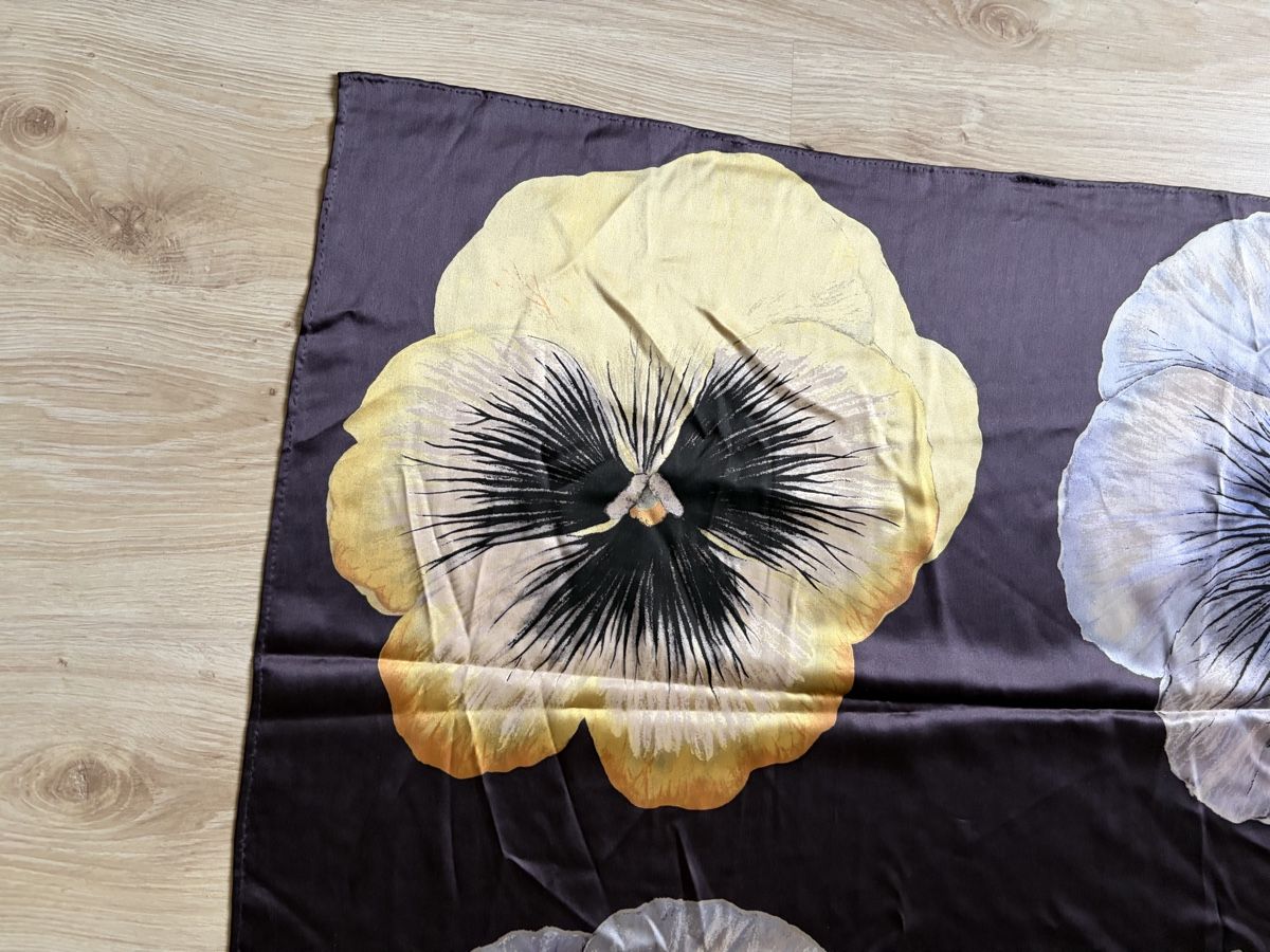 Fabric Frontline Foulard & Sciarpe: Frontline Seidenschal  mit Blumenmuster quadratisch  – Usato da Winterthur venduto da silen 3