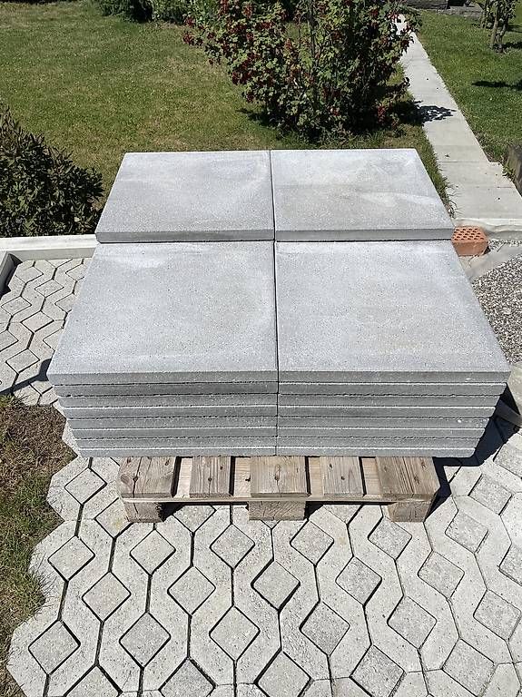 Rivestimenti per pavimenti: Gartenplatten 50x50x4cm – Usato da Uzwil venduto da faebi-C