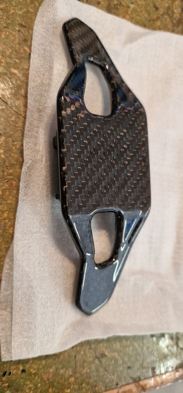 Audi Tutti pezzi di ricambio auto: AUDI Schaltwippen Carbon – Difettoso da Roggliswil venduto da Bluro90 1