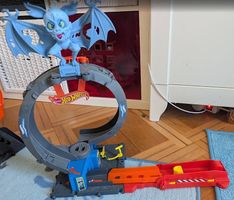 Hot Wheels City Nemesis Bat vs Tire Shop
