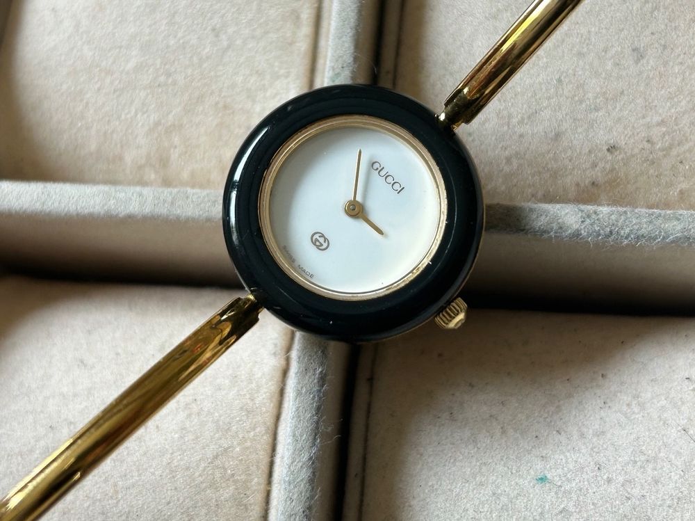 Montre Gucci pour femme 100 original 26mm fonctionne 1990