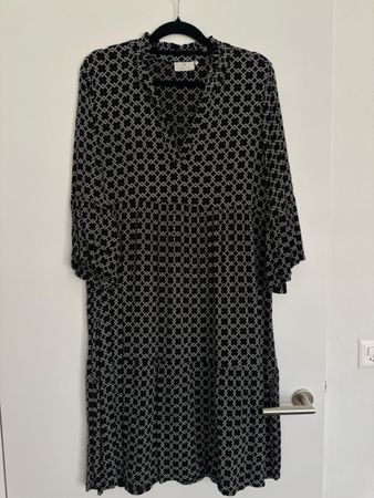 Schönes Kaffe Kleid, Grösse 44, schwarz-weiss gemustert