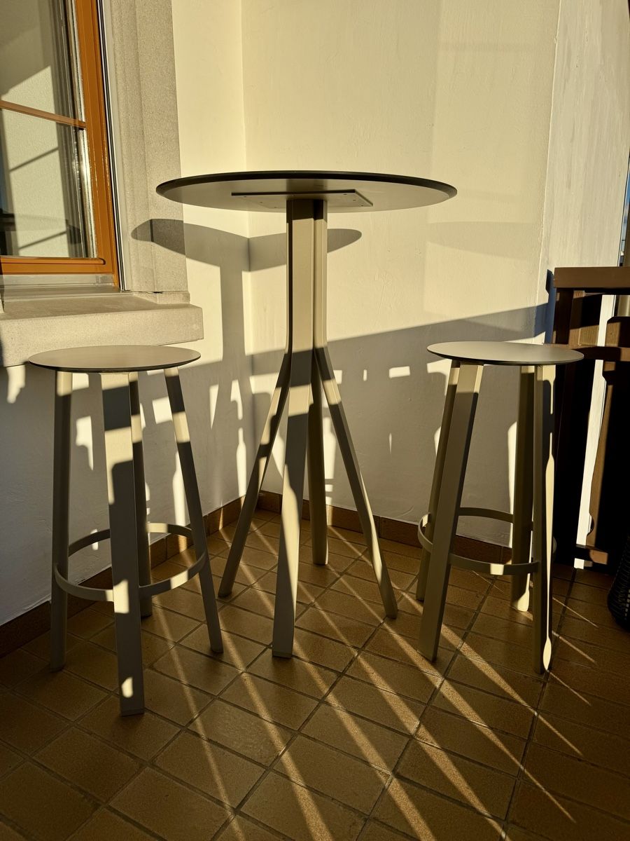 Tische: STACK • OUTDOOR BARTISCH / STEHTISCH • GANDIA BLASCO wie NEU – Gebraucht aus Zürich von Nobs1