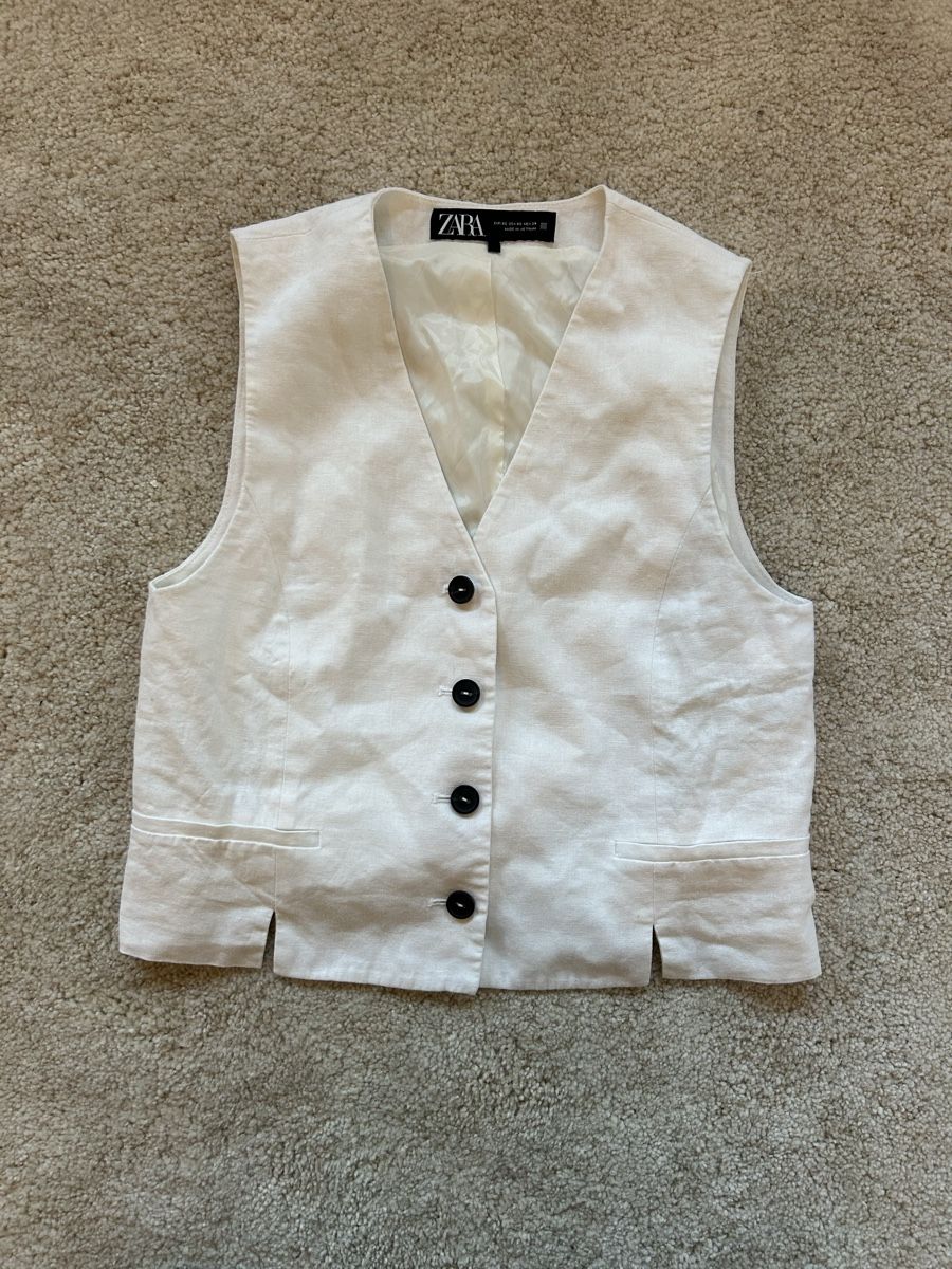 Zara Top: cute white zara button up top  – Usato da Dietlikon venduto da leaaasells 1