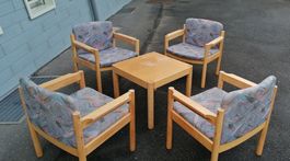Gemütliche Sitzgruppe, 4 Stühle + Tisch
