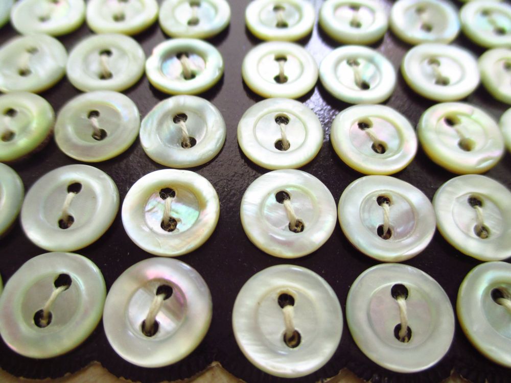 Perlmutt-Knöpfe 18 Mm, 2 Löcher – 12 Stück In Grau Für Nähen & DIY