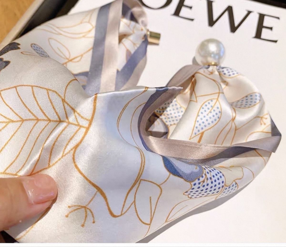 Foulard & Sciarpe: new 100% silk scarf with magnet pearl button with gift pack – Nuovo e nell'imballaggio originale da Basel venduto da 550_ckp6 3