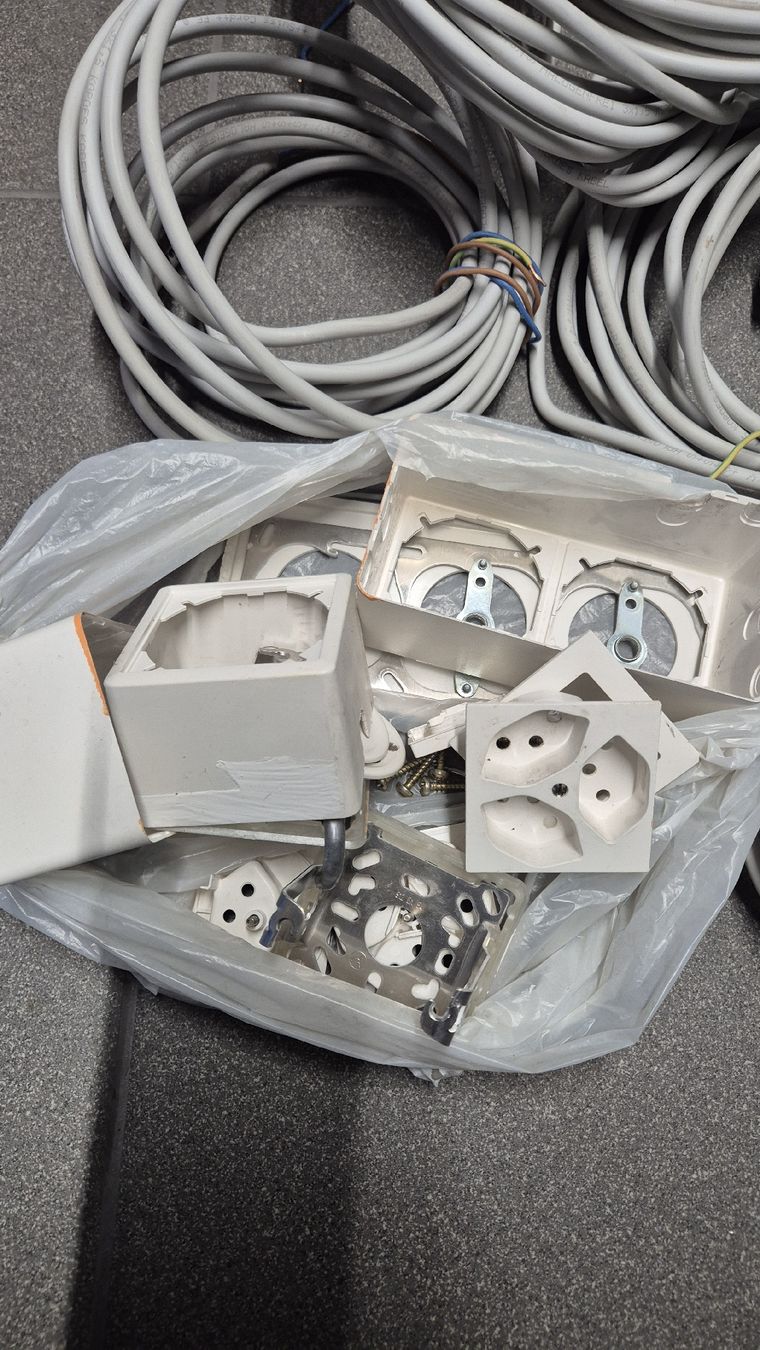 Feller Spine: Kabel, Schalter, Steckdosen gebraucht  – Usato da Wangen SZ venduto da Dnepr2 1