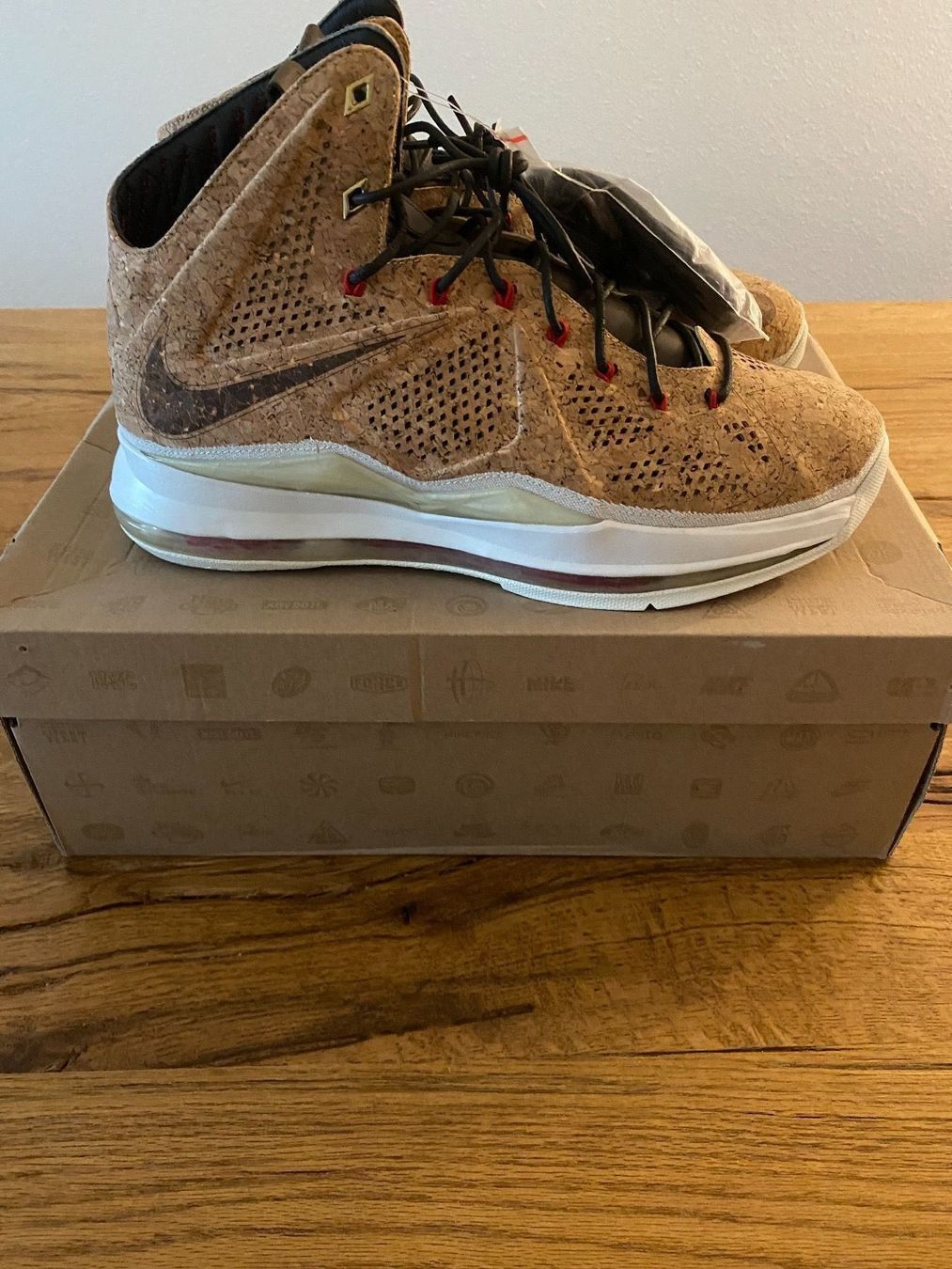 Nike Scarpe da uomo: Nike Lebron X EXT Cork QS – Nuovo e nell'imballaggio originale da Zürich venduto da sell_my_stuff 1