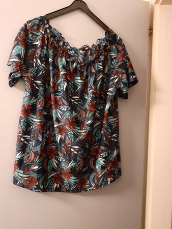 Damen Bluse  Blumenmuster Grösse M getragen Im guten Zustand