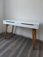 Schreibtisch weiss mit Holzbeinen 