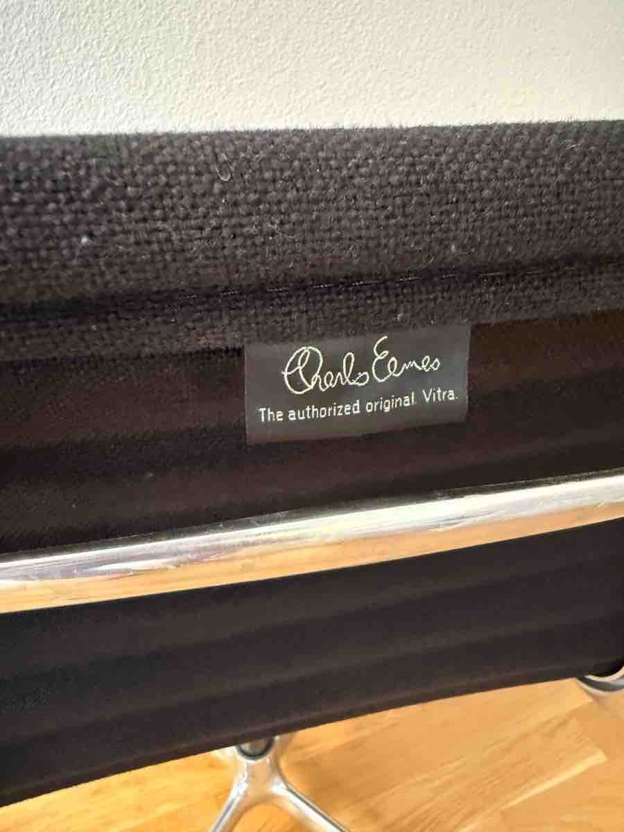 Vitra Chaises: Vitra Eames EA 107 – D'occasion à Stäfa par mar_7mhy 2