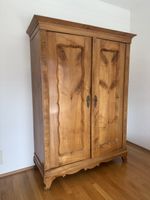 Antiker Kirschholzschrank – wunderschöne Patina & viel Platz