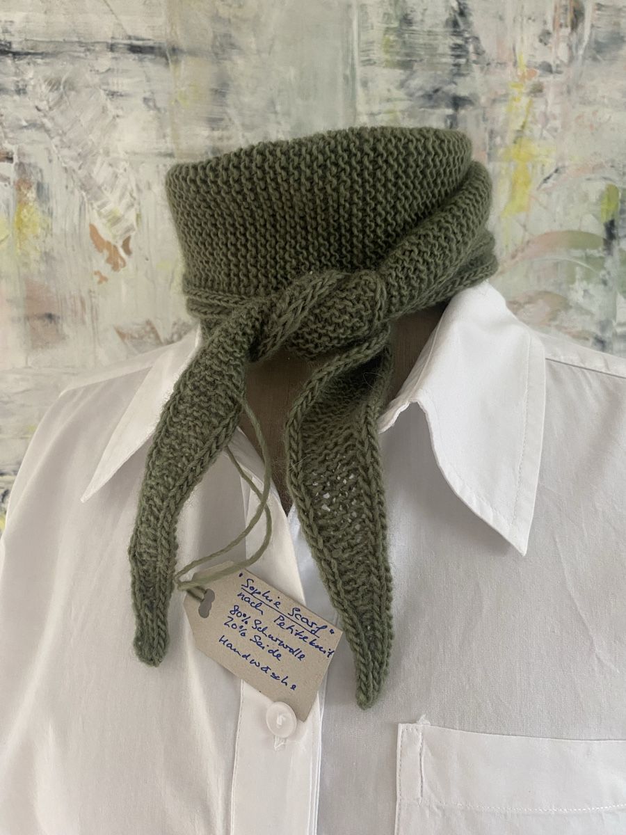 Foulard & Sciarpe: Sophie Scarf - handgestrickt - olive – Nuovo e nell'imballaggio originale da Dübendorf venduto da Montclair