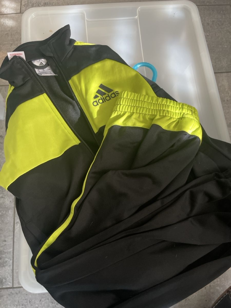 Lotti di vestiti: Adidas Tranier – Usato da Selzach venduto da Giusi400