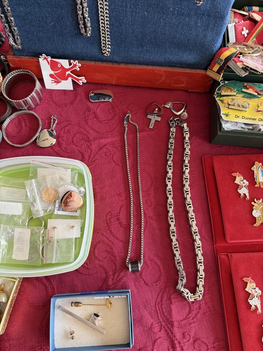 Sonstiger Schmuck: Modeschmuck-, Medaillen- und Pinssammlung – Neu (gemäss Beschreibung) aus Oensingen von jan_27hx 2