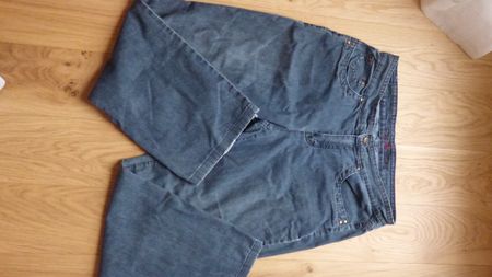 Schwarze Jeans, straight cut, midwaist, mit Stickerei