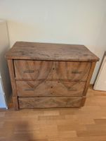 Antike Kommode aus Holz mit drei Schubladen gebraucht