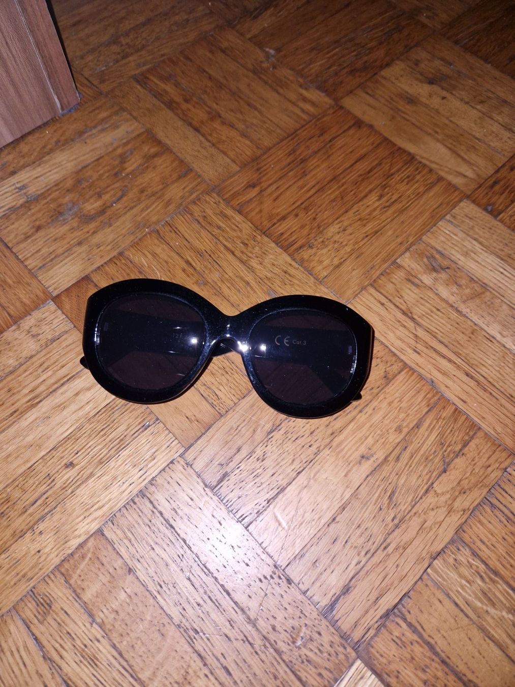 Occhiali & Lenti: Lunettes de soleil, neuve jamais utilisé – Nuovo (secondo la descrizione) da Fribourg venduto da mat_8jys