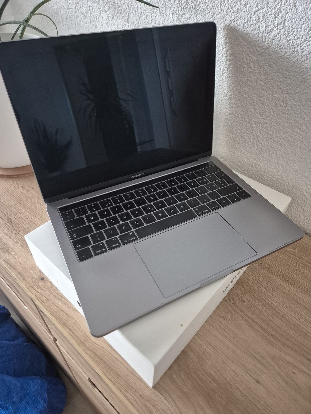 macbook-pro-13-inch-space-gray-top-zustand-neu-gem-ss-beschreibung