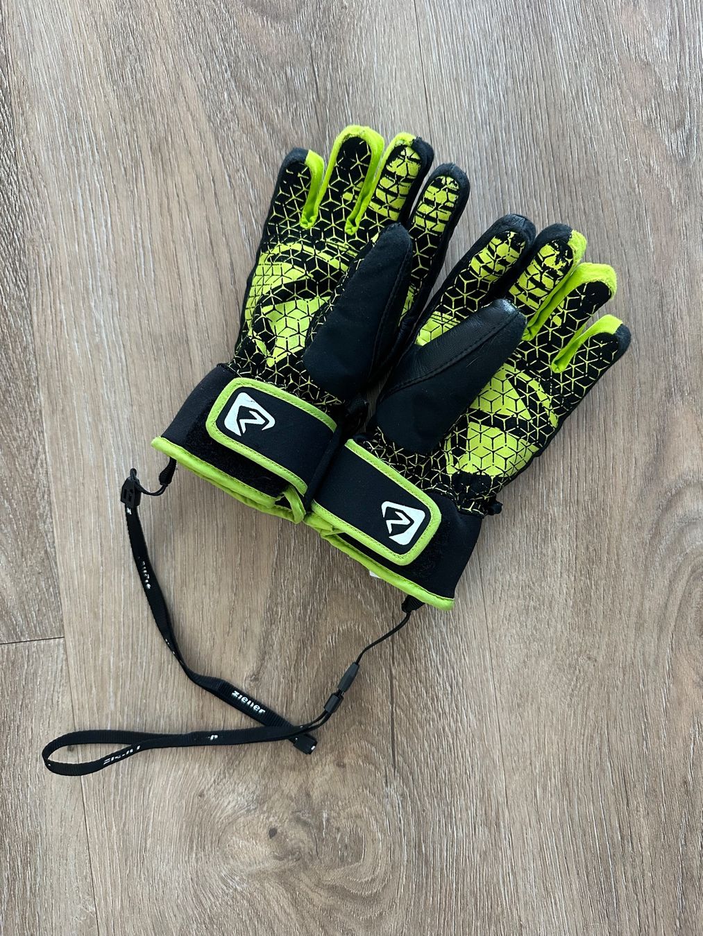 Ziener Guanti: Ziener Handschuhe Gröse 4.5 – Usato da Fällanden venduto da Fernsehturm 1